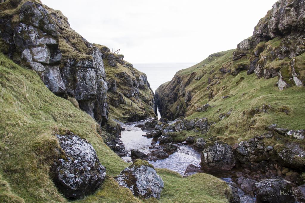 Hiking-Villagepath-Faroe-Islands-Norðadalur-Sundshálsur
