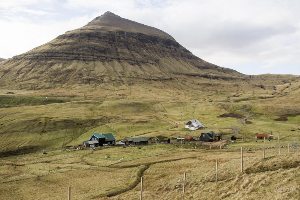 Hiking-Villagepath-Faroe-Islands-Norðradalur-Syðradalur-