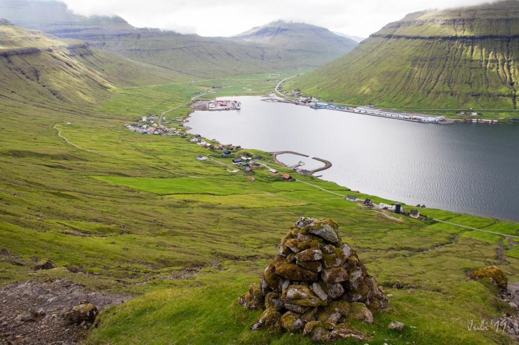 Hiking-Villagepath-Faroe-Islands-Signabøur-Kaldbak
