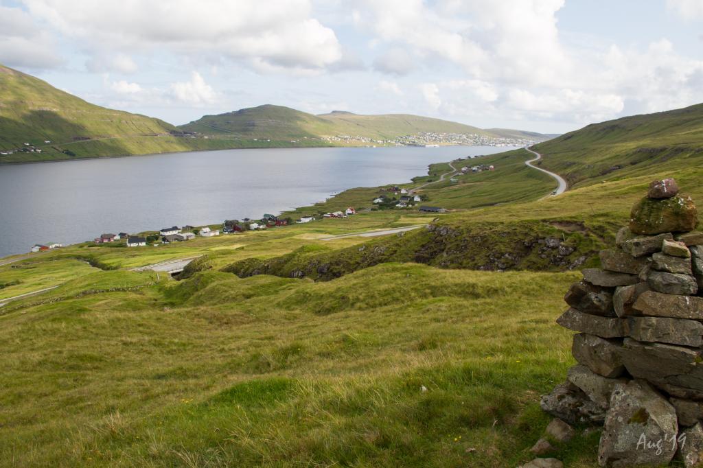 Hiking-Villagepath-Faroe-Islands-Skála–Selatrað