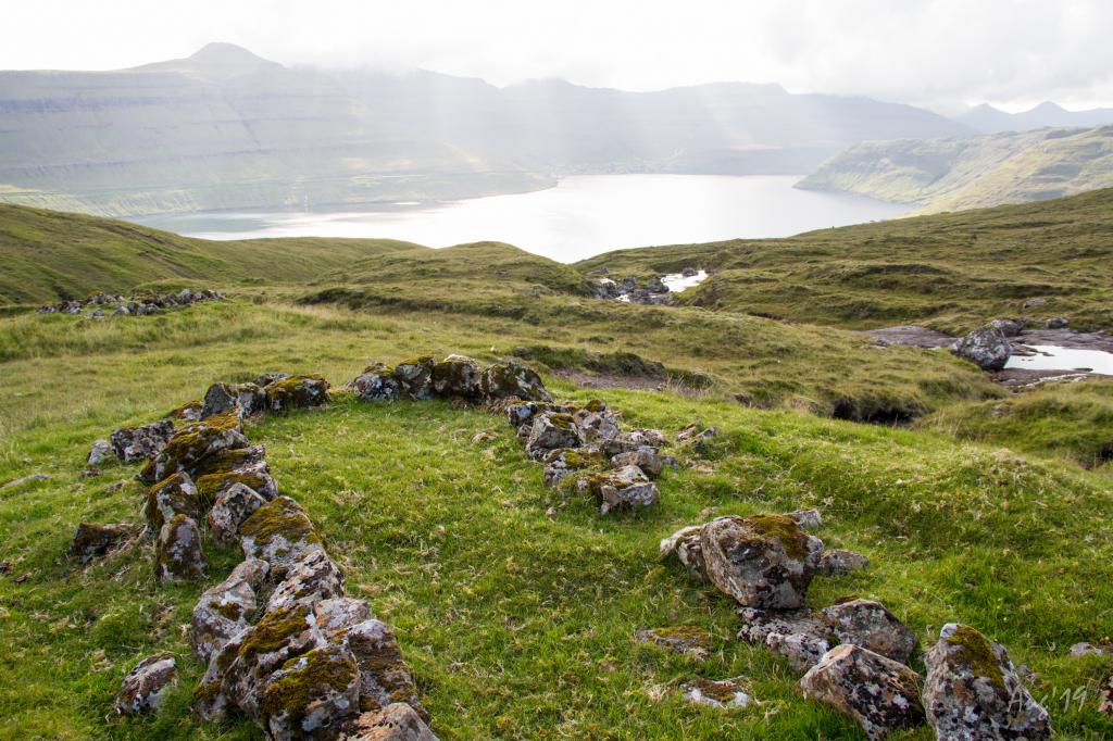 Hiking-Villagepath-Faroe-Islands-Skála–Selatrað