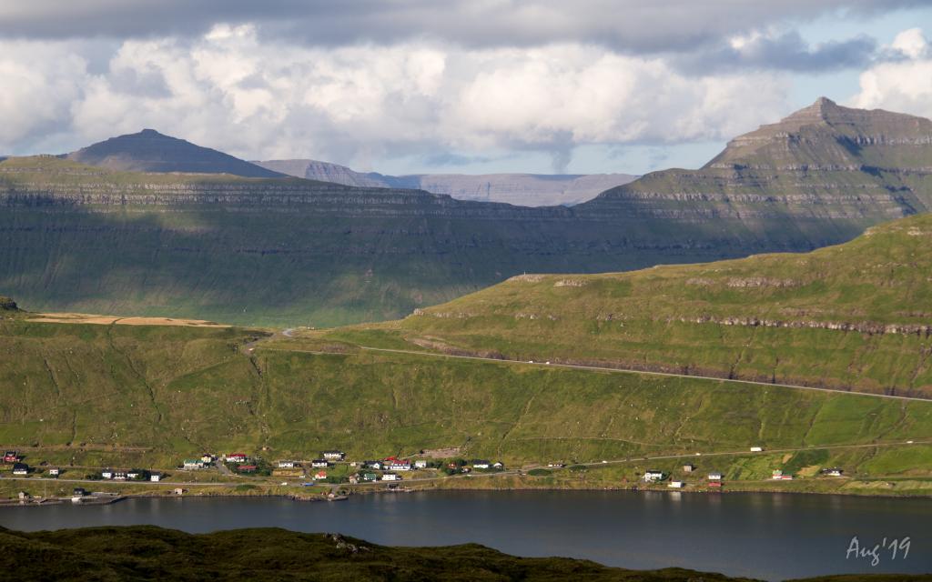 Hiking-Villagepath-Faroe-Islands-Skála–Selatraðjpg
