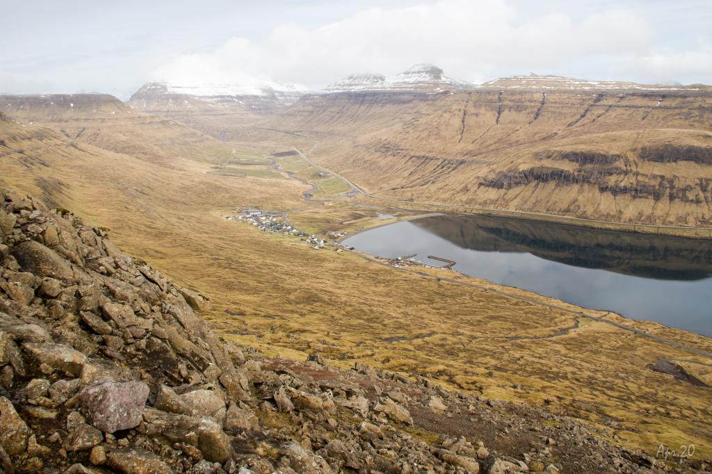 Hiking-Villagepath-Faroe-Islands-Skálabotnur-Selatrað