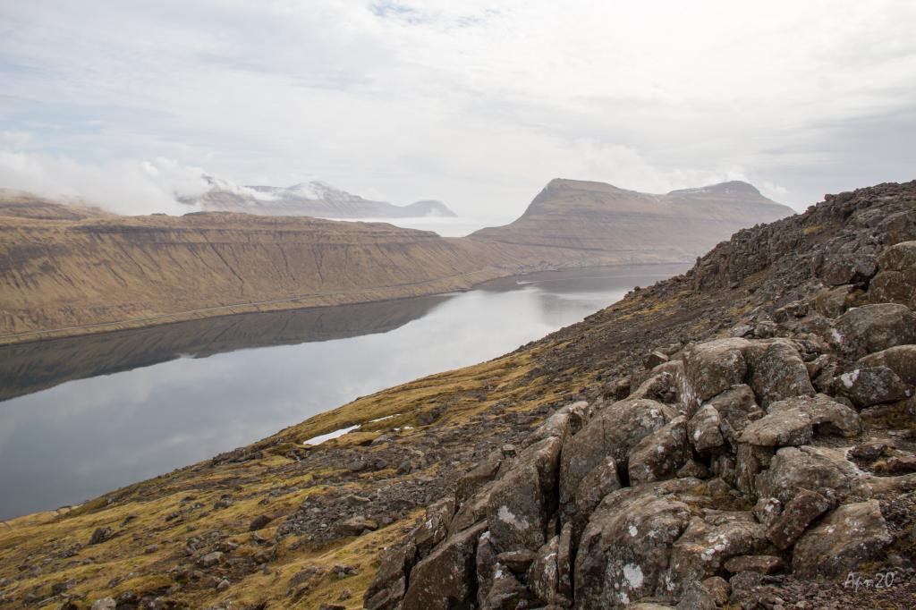 Hiking-Villagepath-Faroe-Islands-Skálabotnur-Selatrað