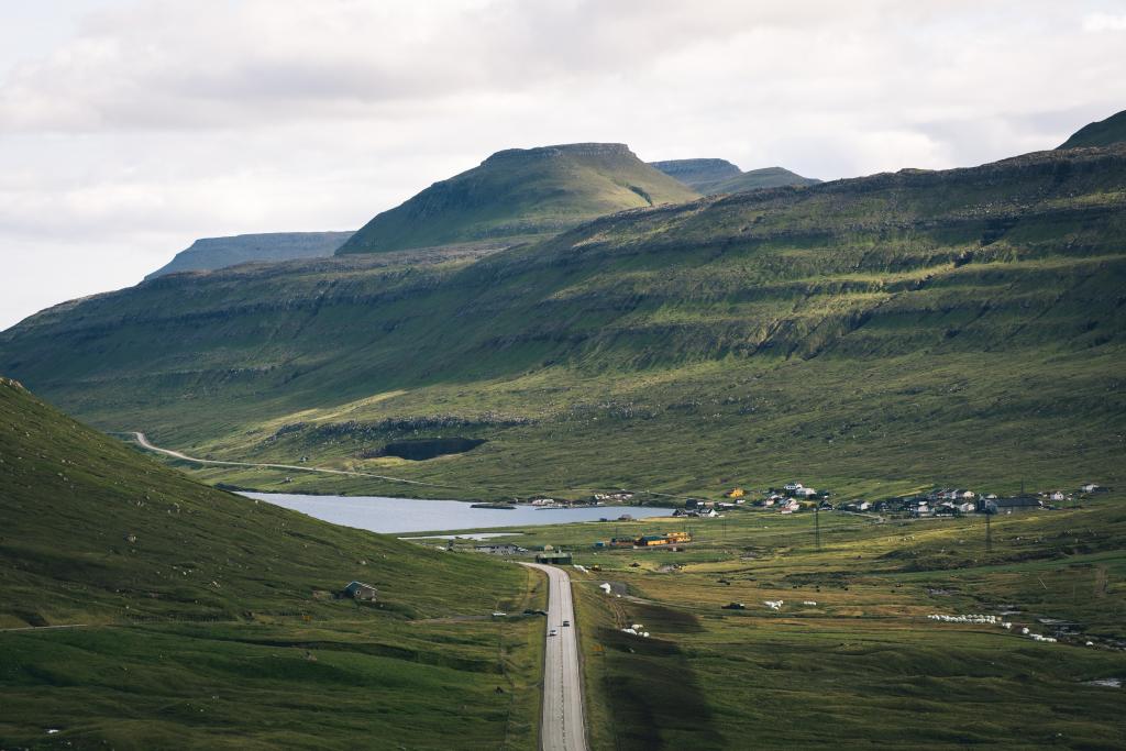 Hiking-Villagepath-Faroe-Islands-Kambsdalur-Skálabotnur