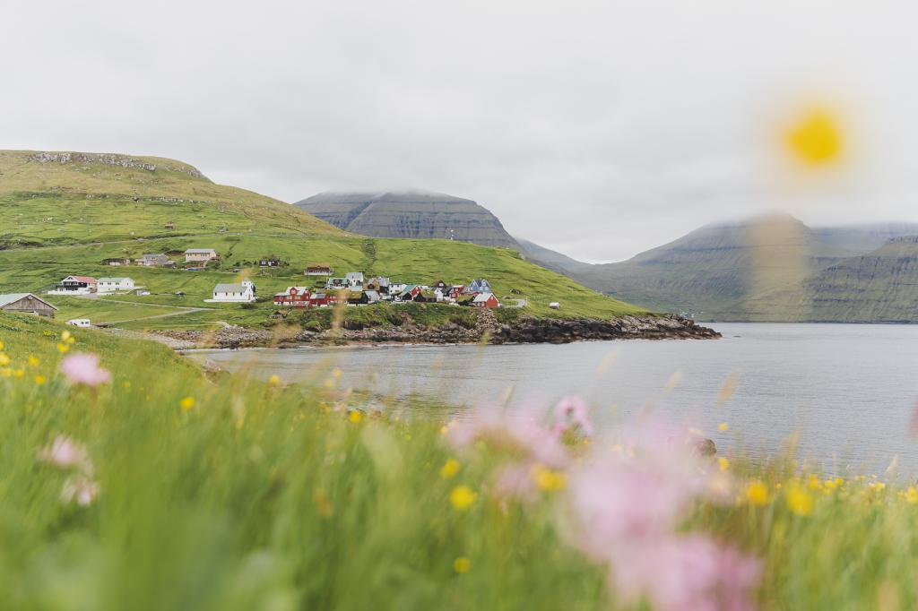 villagepath-between-Elduvik-and-oyndarfjørður-photo-byolafsdottir.jpg