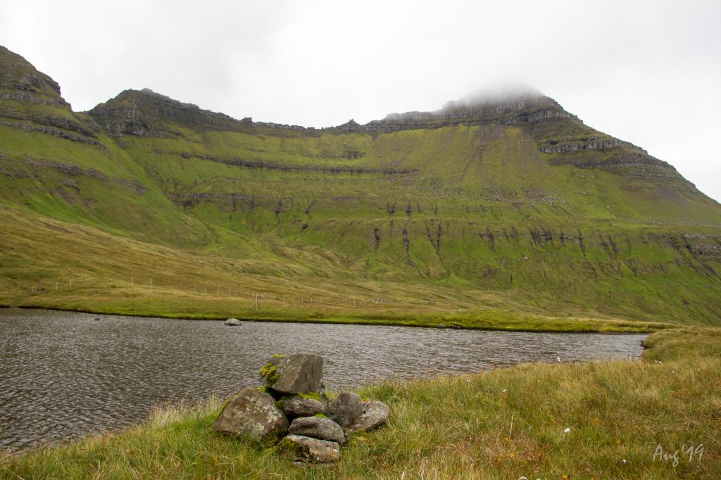 Villagepath-hiking-between-Elduvík-Funningsfjørður-Sniðsgil-Elduvík-mountains