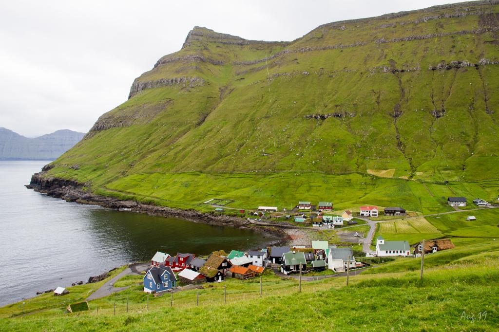 Villagepath-hiking-between-Elduvík-Funningsfjørður-Sniðsgil-Elduvík-hiking-mountains-roundtrip