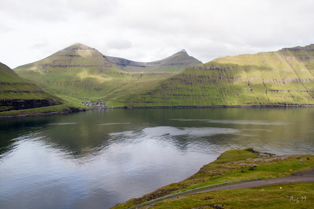 Villagepath-hiking-between-Elduvík-Funningsfjørður-Sniðsgil-Elduvík-hiking-mountains-roundtrip