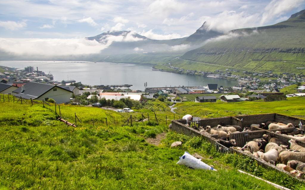 Fuglafjørður - Hellurnar - umvegis Altarið