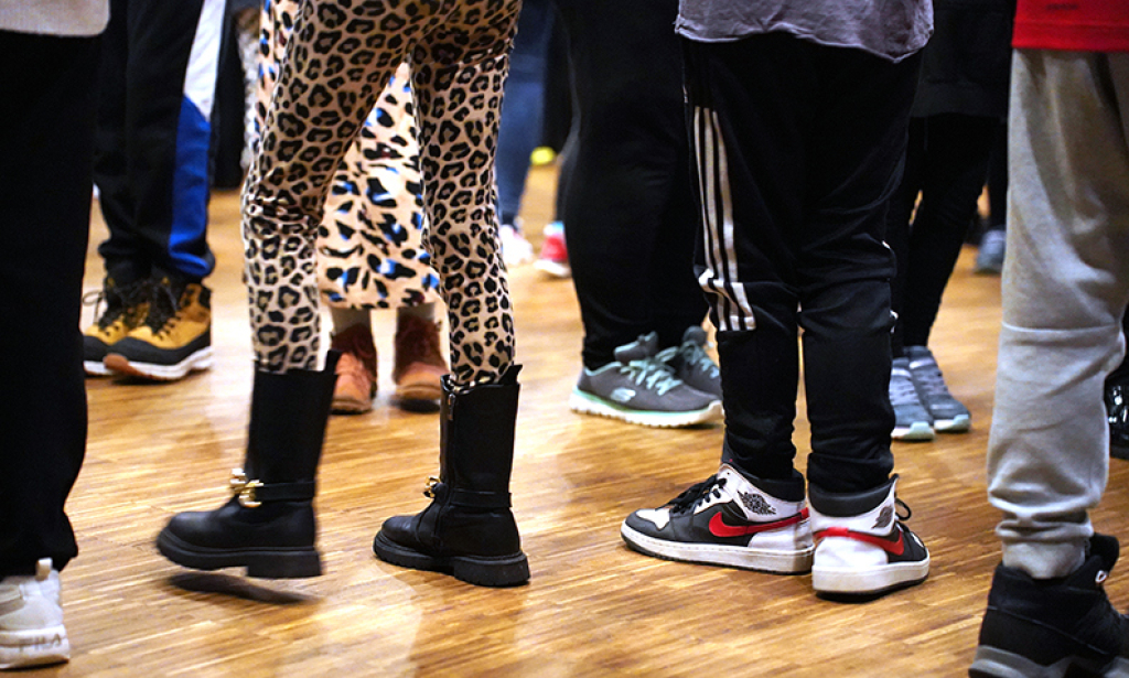 Faroese chain dance