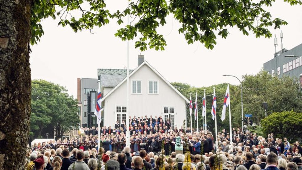 Skrúðgonga og kórsangur